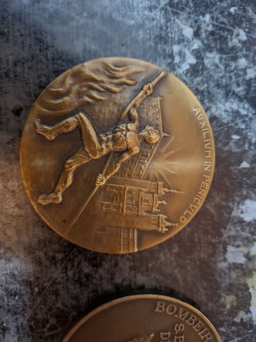 Várias medalhas de bombeiros