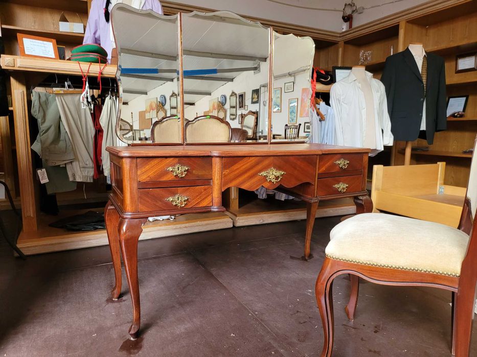 Toucador antigo estilo Queen Anne em óptimo estado