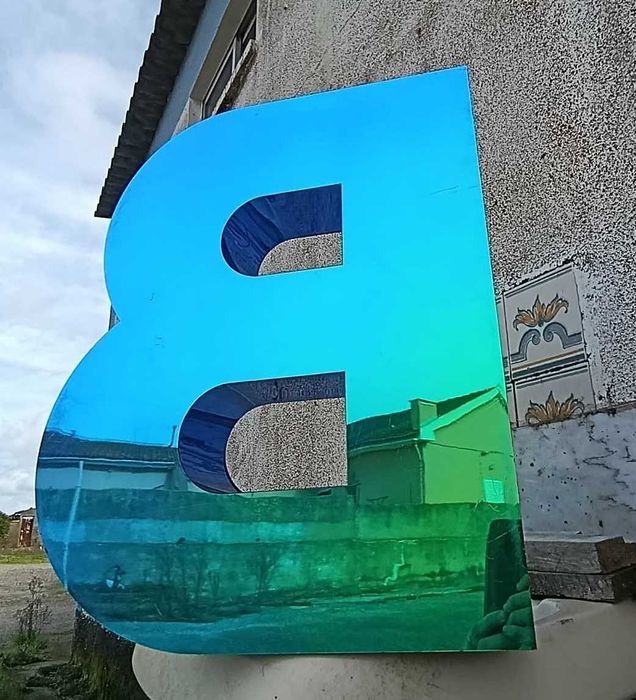 Letra B em Acrílico Azul Camaleão