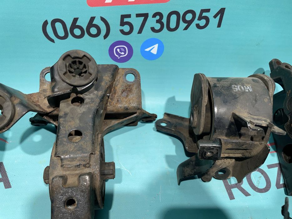 Подушка двигуна кронштейн Nissan X trail T30 Х трейл Т30