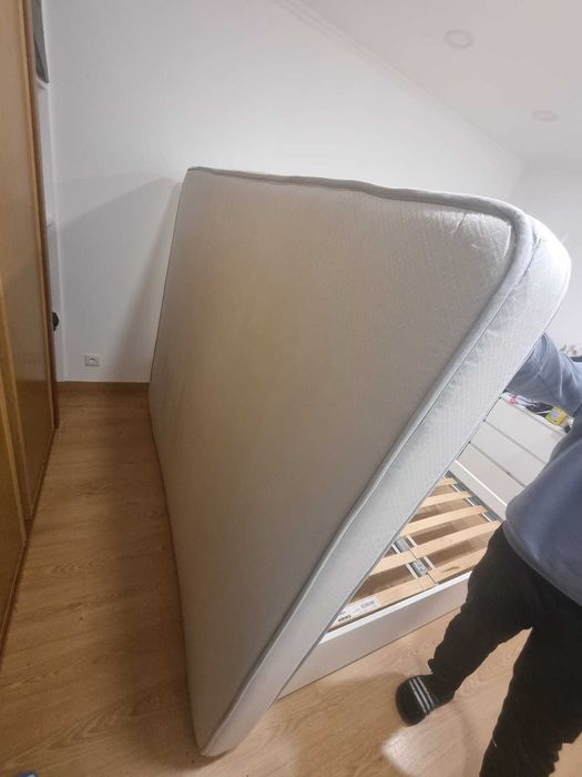 Cama de casal com colchão e estrado incluído