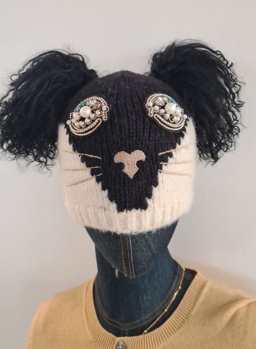 Czapka Kot Kotek. Uszy duże pompony. Wąsy. Oczy z cyrkonii kryształy.
