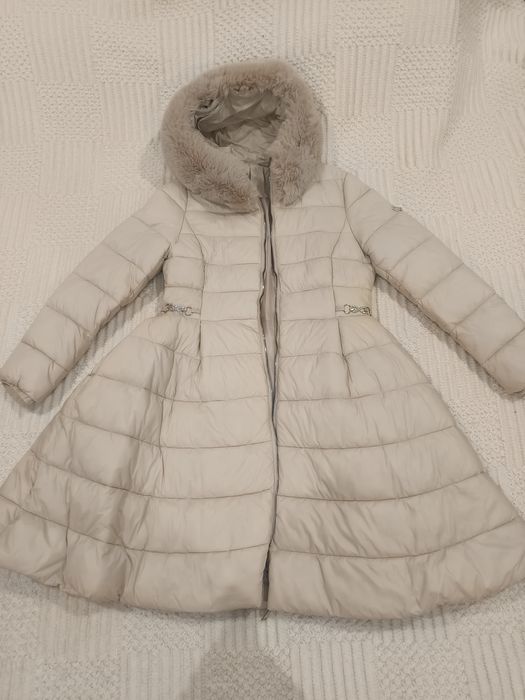 Quispo beje/creme e carapuço de pêlo