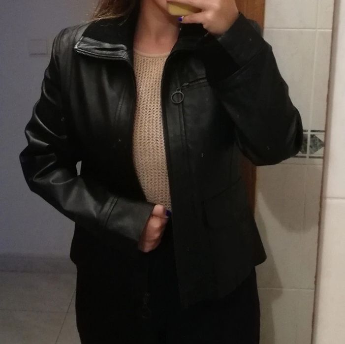 Casaco preto em pele genuina, modelo feminino cintado, tam L