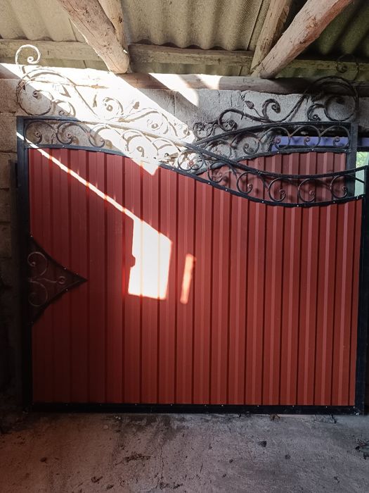 Продаються варота з хвірткою та листи бляхи на забор,та арматура