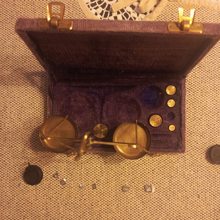 W waga stara indyjska z odważnikami z mosiądzu początek 19 wieku