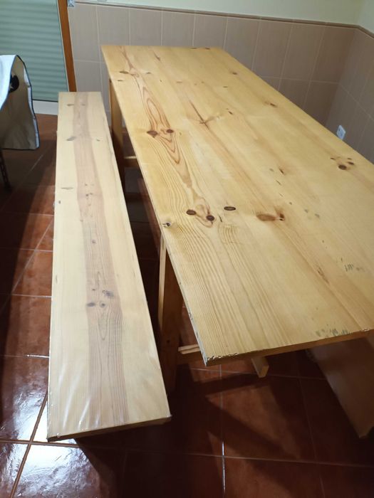 2 Mesas de madeira com bancos