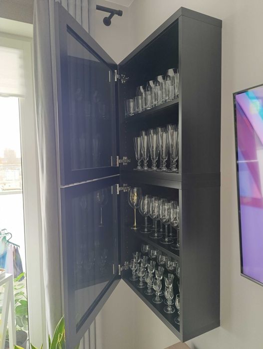 Zestaw dwóch witryn IKEA Besta
