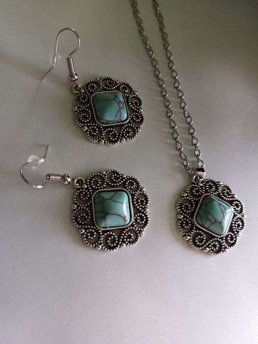 Biżuteria z błękitnymi oczkami