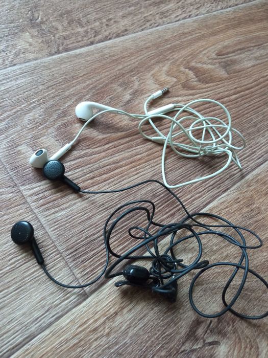 Навушники до телефонів