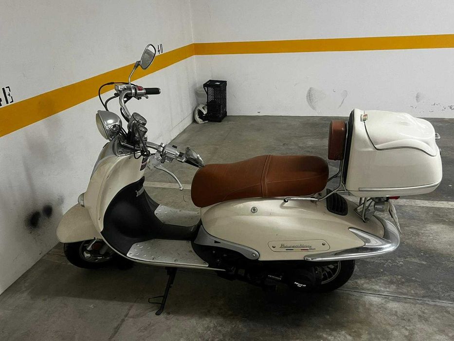 Scooter 125 estilo Vespa – 2.000 km – como nova