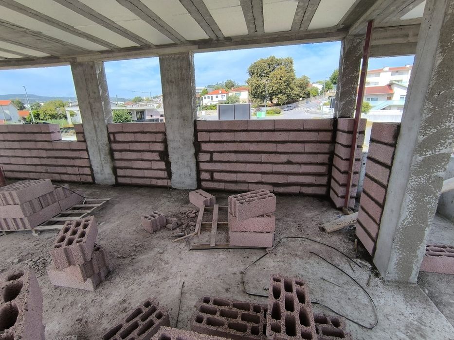 Subempreitada especializada ETICS/alvenaria — frentes ao fim de semana · equipa escalável
