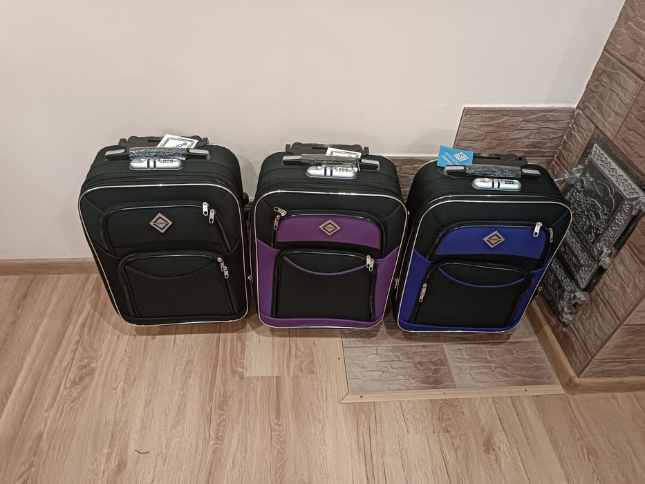 Дорожня валіза/чемодан на колесах мала чорно-фіолетова