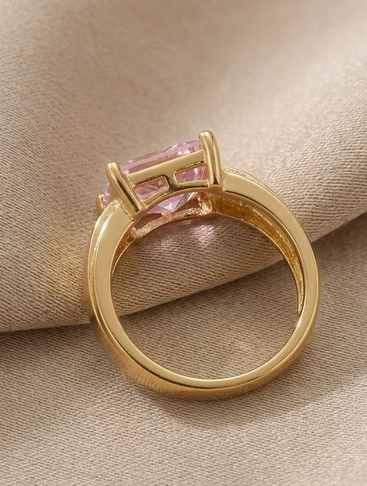 Ефектна каблучка з рожевим кристалом «Princess Cut»