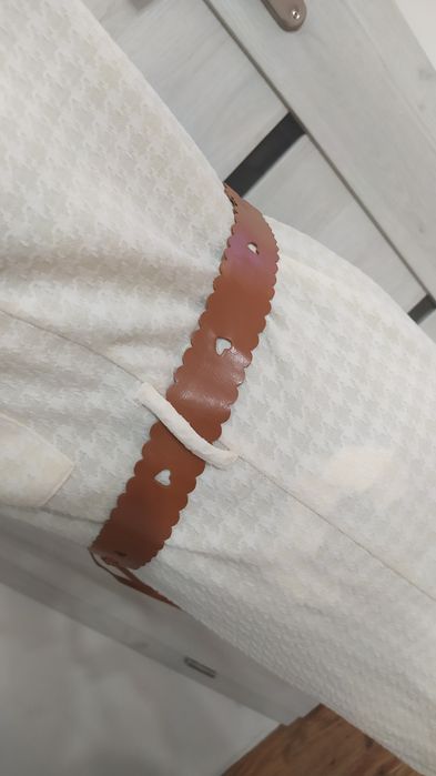 Sukienka ze skórzanym ozdobnym paskiem