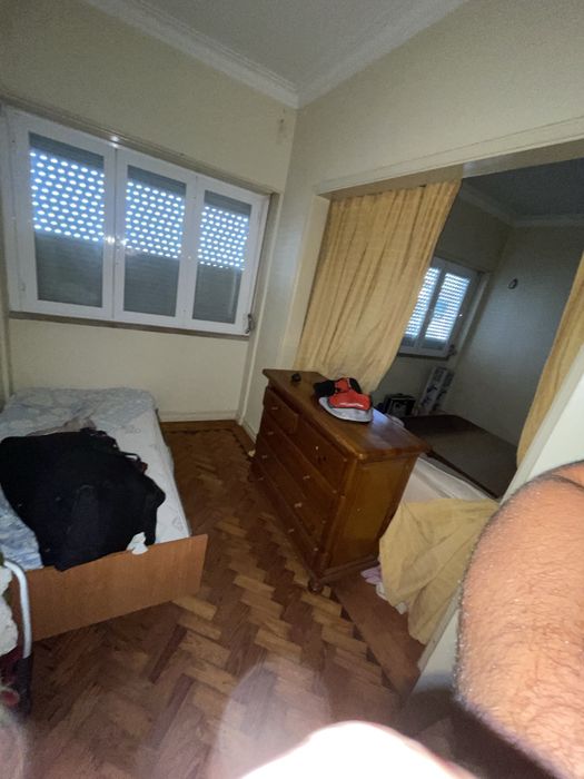 Quarto grande com 2 divisorias para arrendar