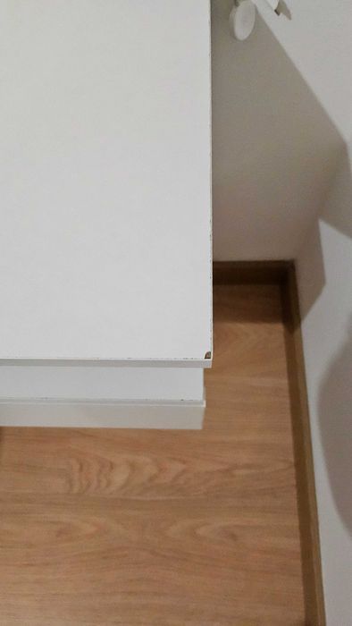 Mesa de cabeceira supensa