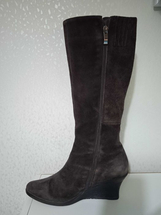 Чоботи жіночі виробництва CARNABY із коричневої замши, 39