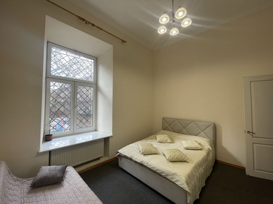 Подобово, погодинно , на любий термін велика 4х кімнатна в самому цент