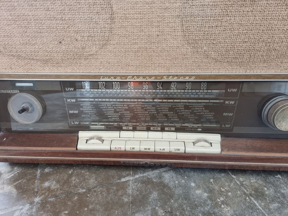 Rádio gira-discos antigo