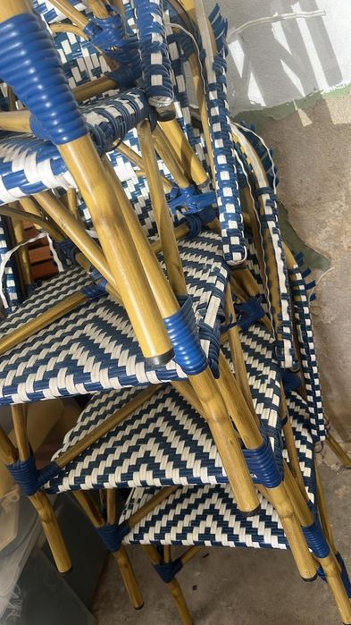 8 Cadeiras da Area para Restaurar