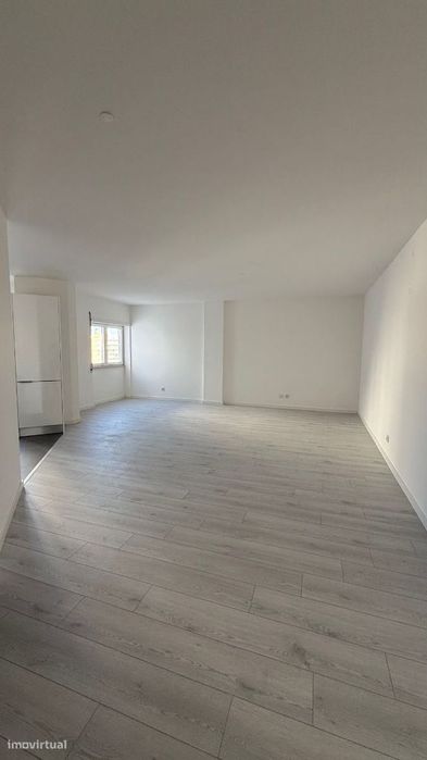 Apartamento T0 com parqueamento e vistas de mar