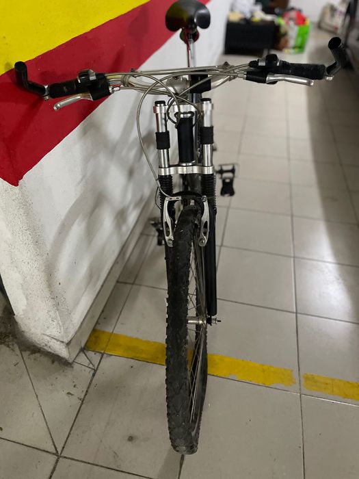Bicicleta preta amortecedor frente/cebtro