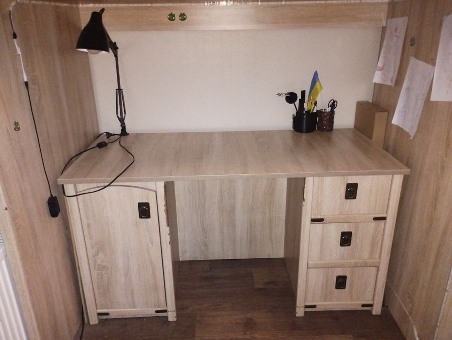 Продам дитячий письмовий стіл Валенсія з шухлядами