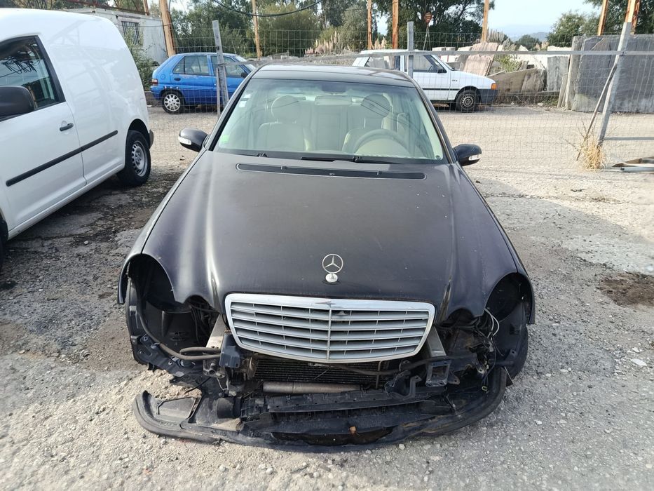Mercedes-Benz E 240 W211 2.6 V6 a gasolina, de 2002/2008, vendido completo para reparação ou para peças.