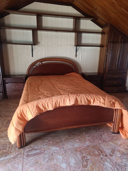 Cama de casal com mesas de cabeceira