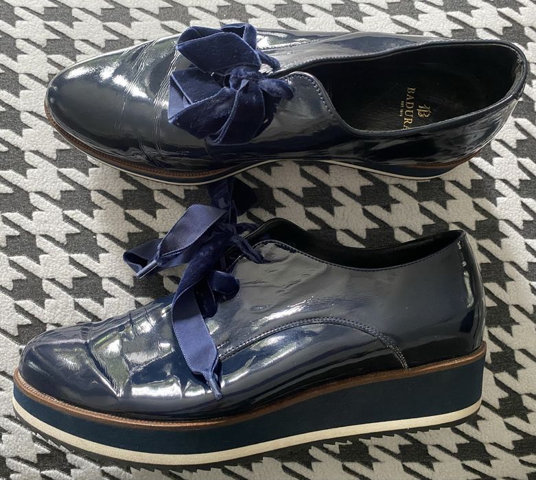 Granatowe buty lakierki wiązane aksamitną wstążką Badura 39 oksfordy półbuty platformy