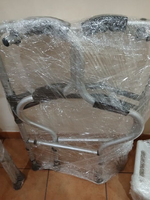 Vendo andarilho, muletas e banco de banho.