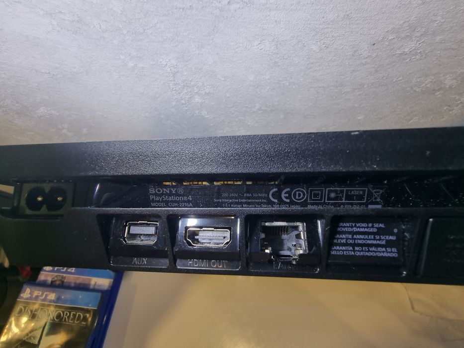 Ps4 slim 500gb z oryginalnym padem oraz 2 grami