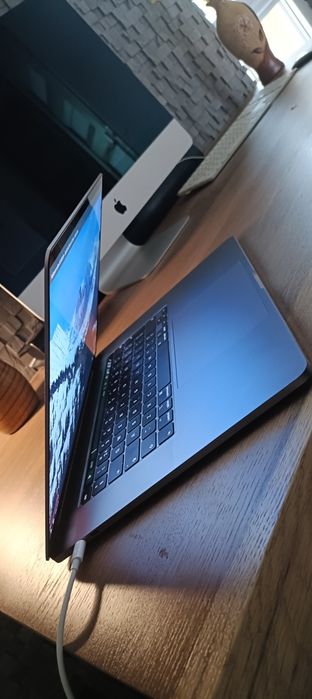MacBook pro 16 cali i7 stan idealny  2022r lepszy niż M1