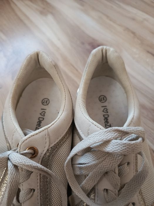 Beżowo złote sneakersy damskie na niskim koturnie DeeZee 37