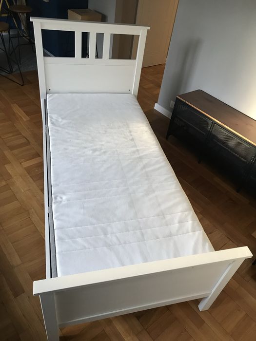 Białe łóżko IKEA Hemnes w komplecie z materacem