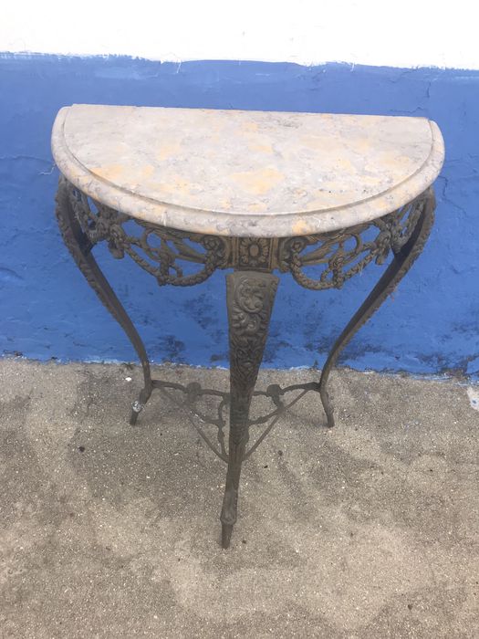 Credência tampo em mármore