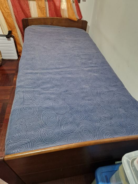 Cama de solteiro com colchão em bom estado.