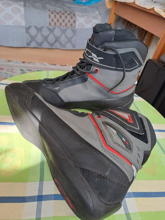 Мотоботы продам черные