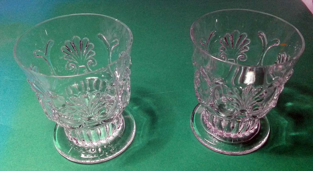 Copos em Vidro Branco em Relevo