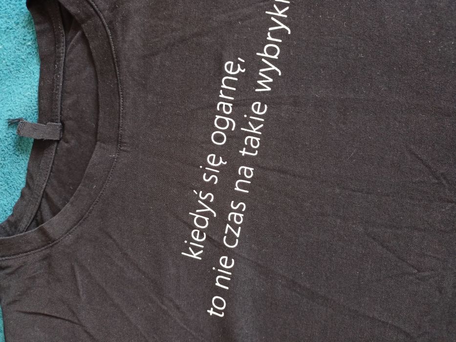 Czarny T-shirt z ciekawym napisem