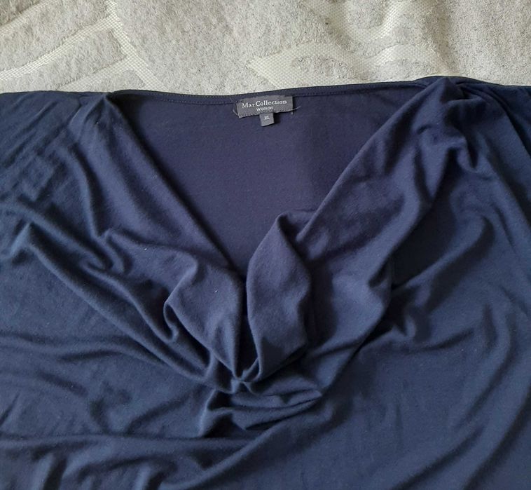 Красивая темно-синяя футболка с драпировкой