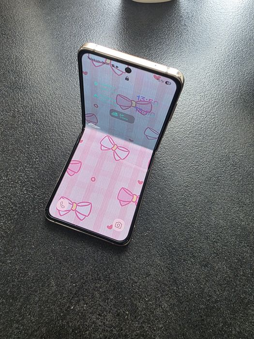Samsung Galaxy Z Flip 4 pink