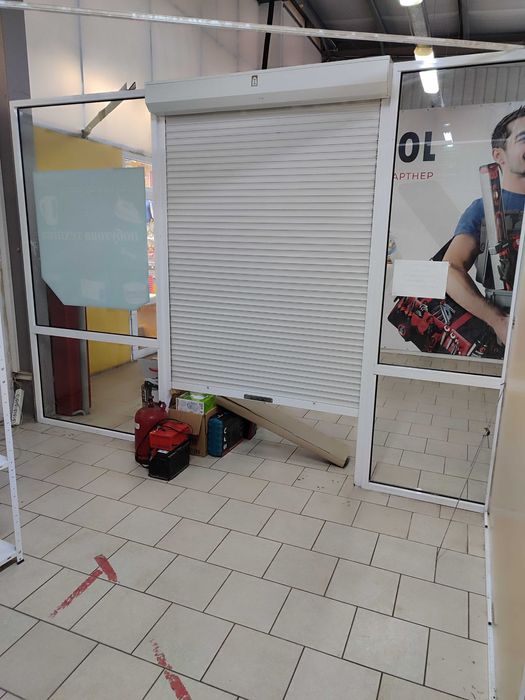 Скляна вхідна група з металевим ролетом