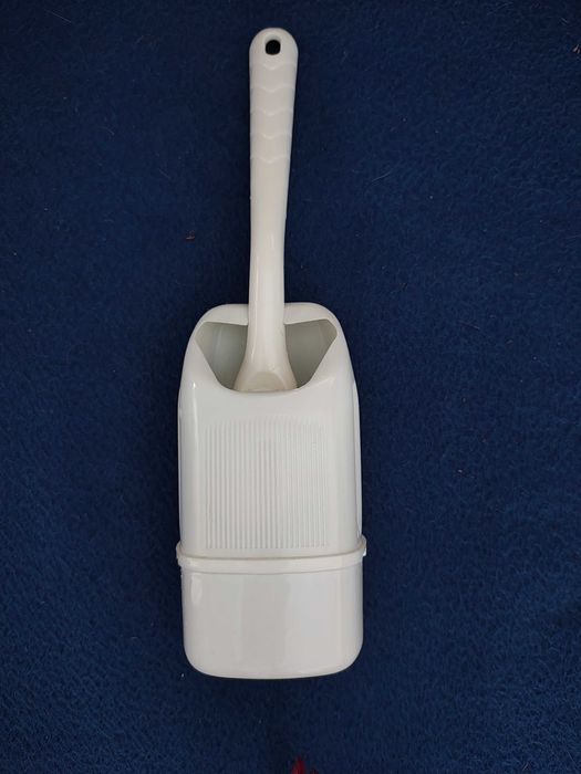 Szczotka z pojemnikiem do WC marki Brunner do kampera, przyczepy,łódki