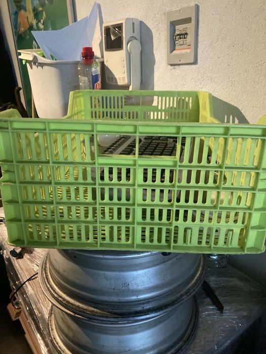 Cesto verde plástico para roupa ou fruta