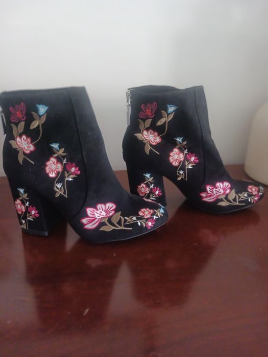 Botins bordados, tamanha 35, Bershka