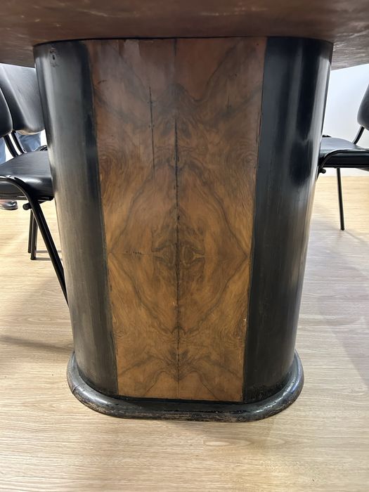 Mesa de escritório e estante