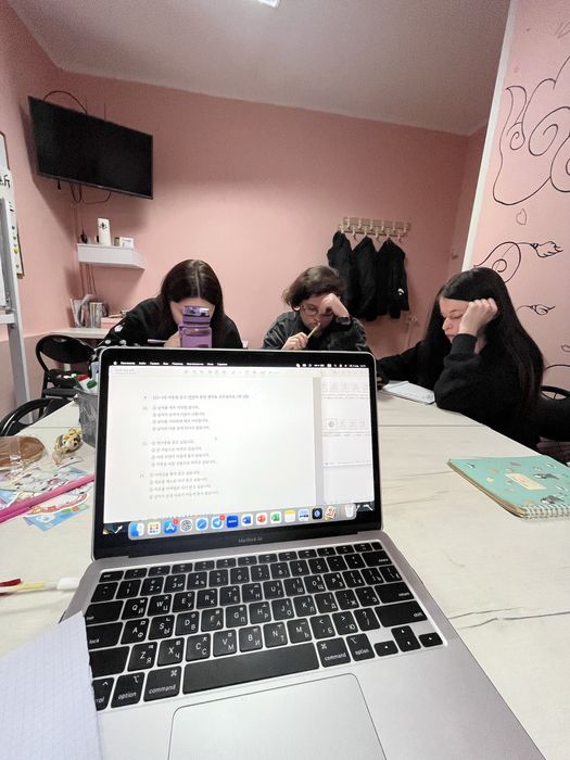 Вчитель/репетитор корейської мови