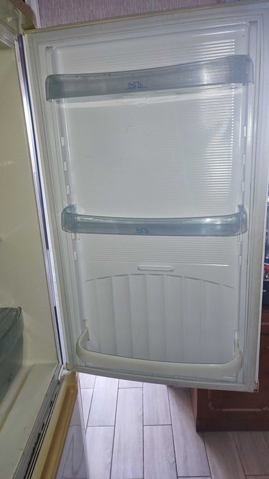 Холодильник продається